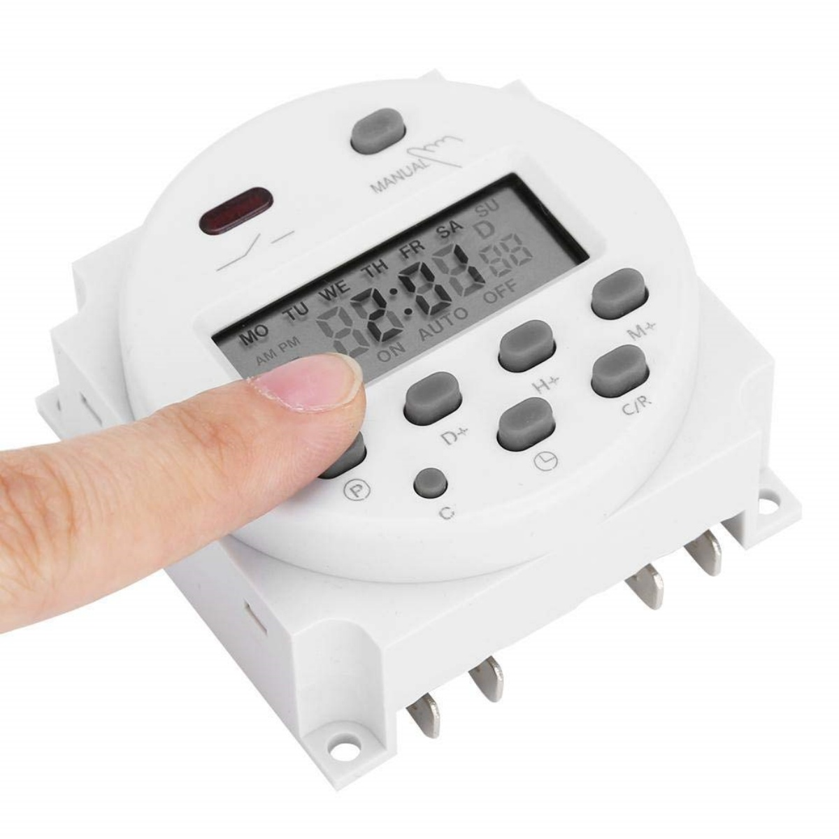 Eine Hand drückt eine Taste an einem weißen digitalen Timer. Das Display zeigt die Uhrzeit an. Die Tasten sind grau.