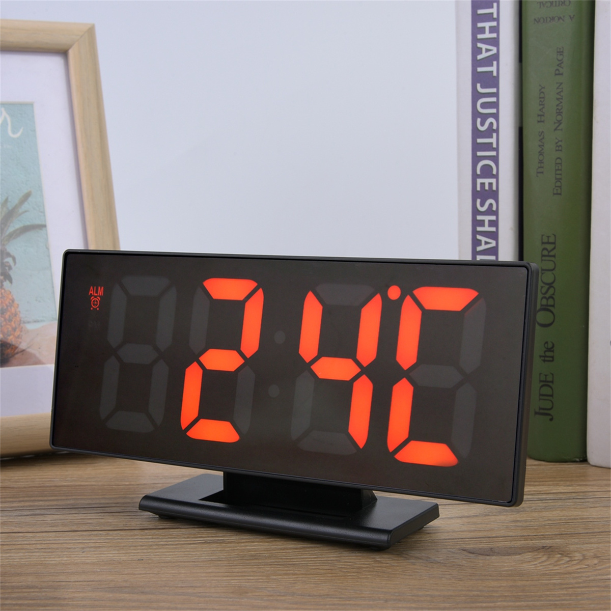 Ein großer digitaler Wecker, der die Uhrzeit 02:40 in leuchtend roten Ziffern anzeigt.