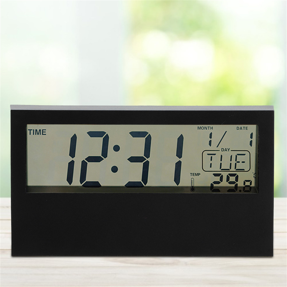 Schwarze Digitaluhr zeigt 12:31, Monat/Tag und 29.8. Die Uhr hat einen einfachen schwarzen Rahmen.