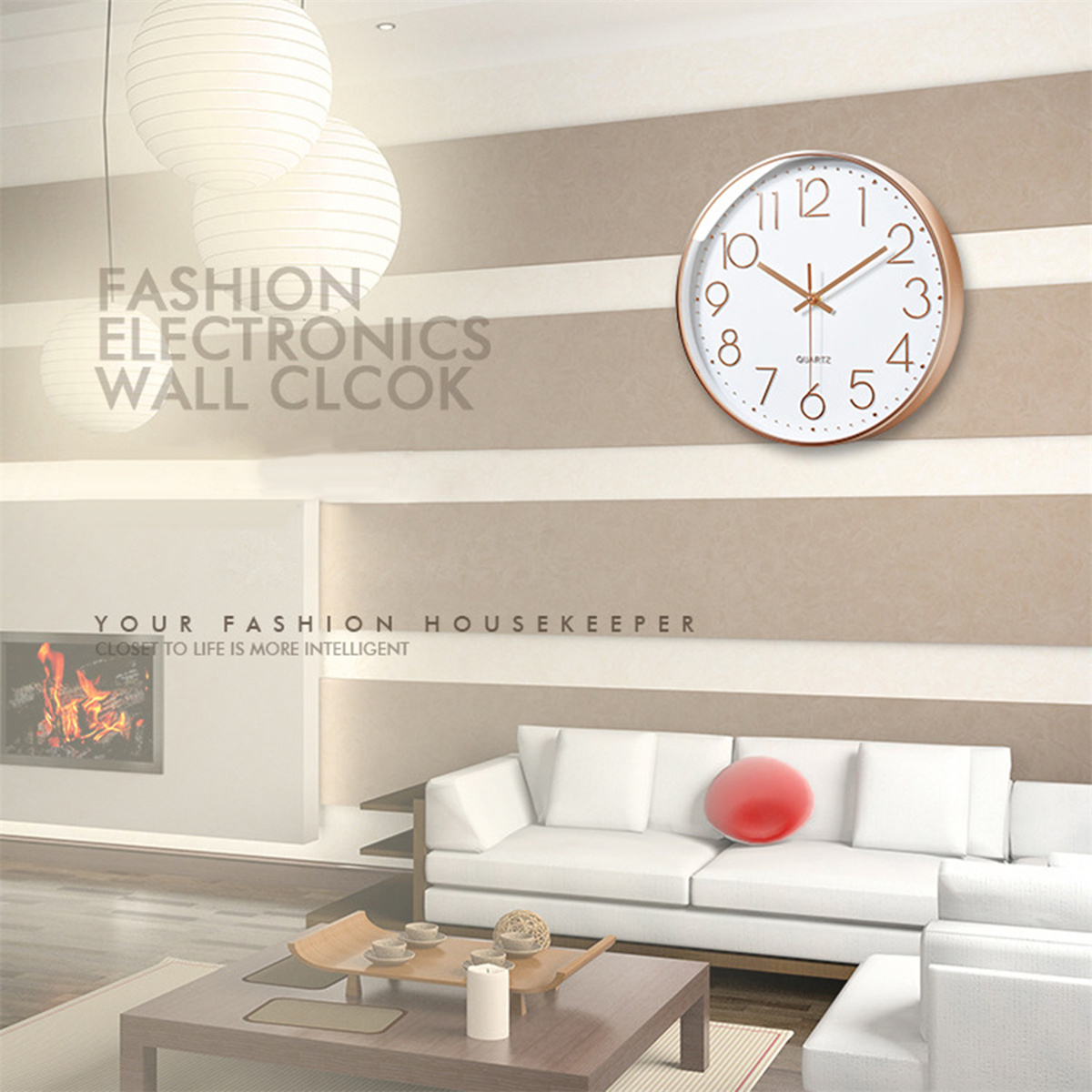 Modernes Wohnzimmer mit Wanduhr, weißem Sofa und Hängelampen. Rotes Kissen auf dem Sofa.
