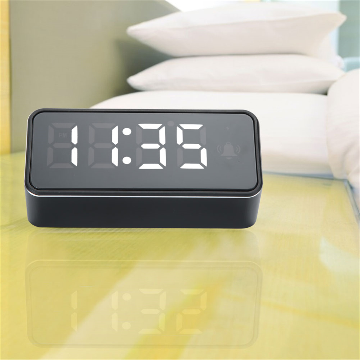 Schwarzer digitaler Wecker mit 11:35 Uhr AM. Reflektierende Oberfläche. Weicher Hintergrund.