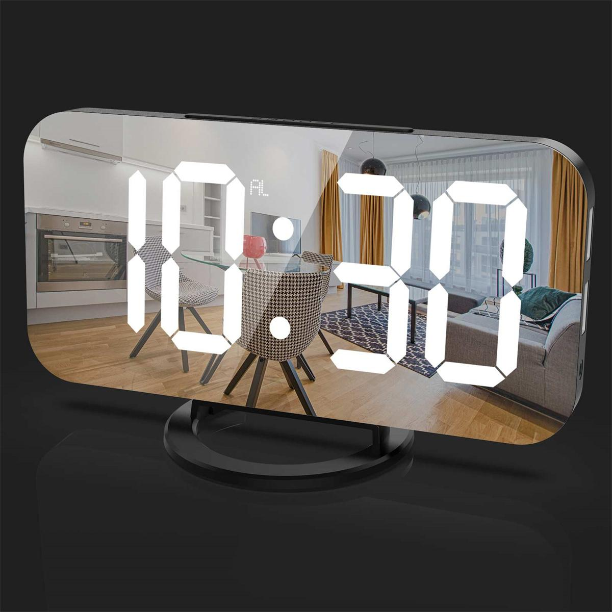 Digitaluhr, die die Zeit 10:30 anzeigt, reflektiert in einer spiegelnden Oberfläche.