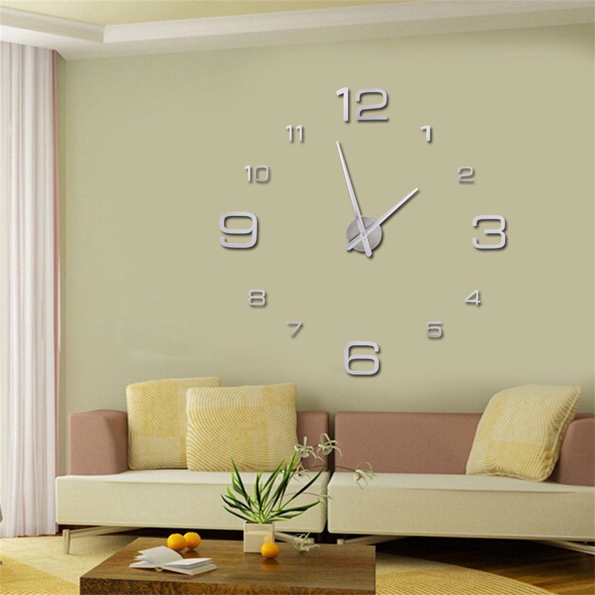 Eine große silberne Wanduhr mit Zahlen und Zeigern. Sie befindet sich an einer Wand, die Zeit ist 12:10.