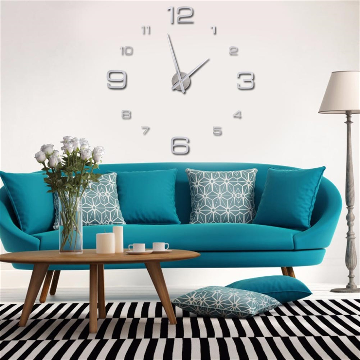 Wohnzimmer mit türkisfarbenem Sofa, großer Uhr und schwarz-weißem Teppich.
