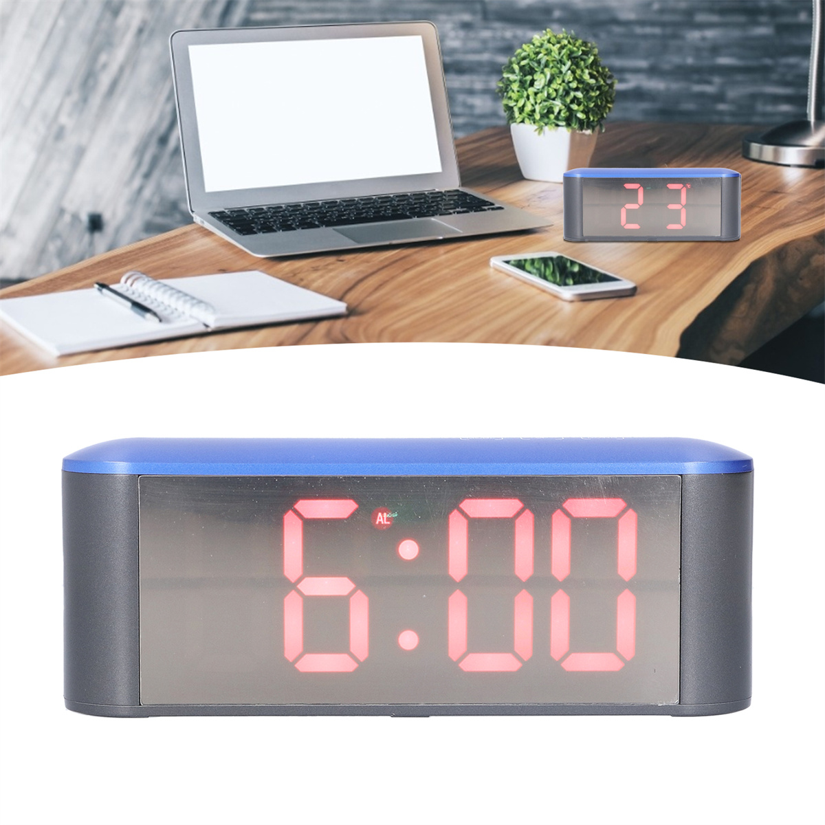 Eine Digitaluhr zeigt 6:00 Uhr an. Ein Laptop und ein Telefon befinden sich auf einem Holztisch. Eine andere Uhr zeigt 23 an.
