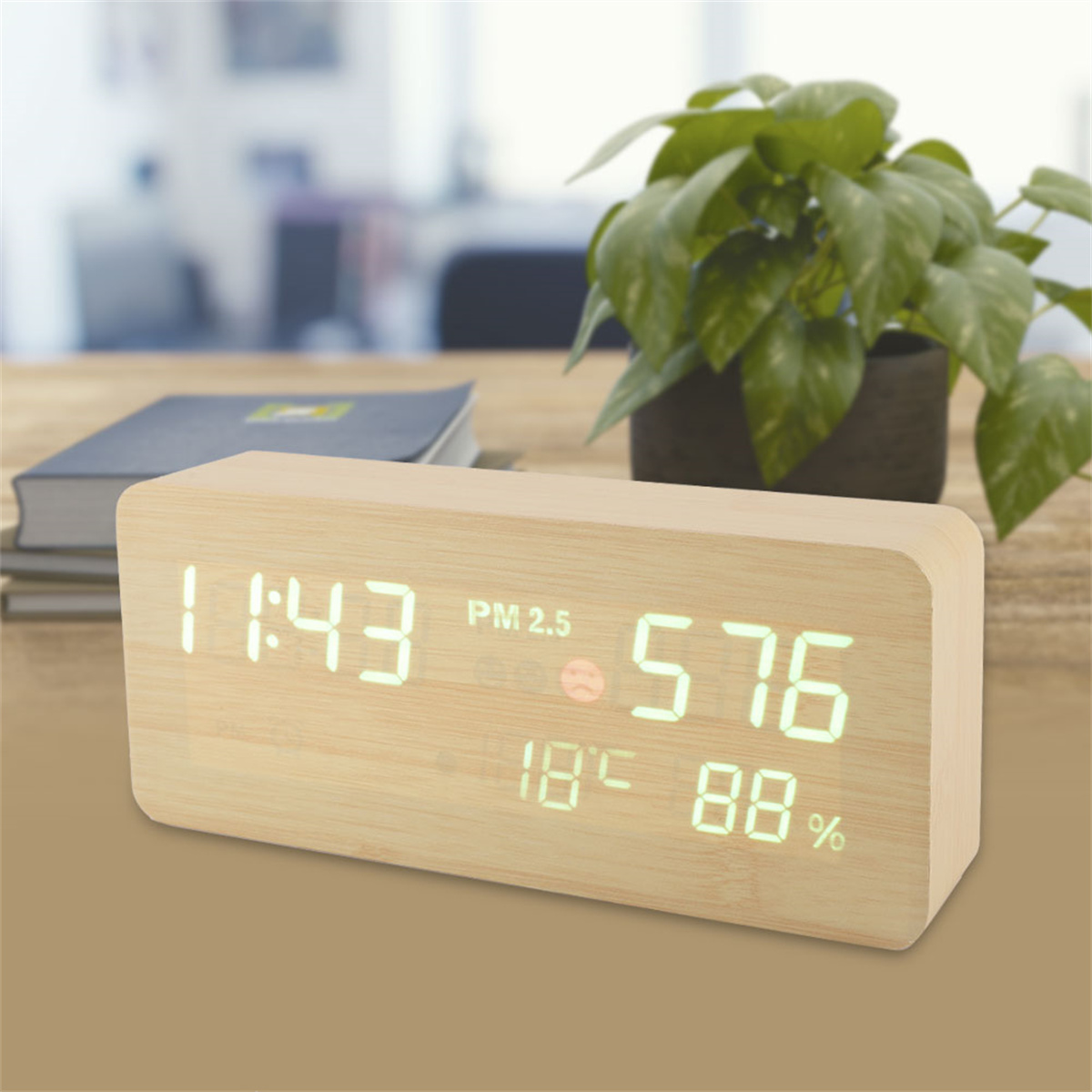 Digitaluhr aus Holz, die Zeit, Temperatur, PM2.5 und Luftfeuchtigkeit anzeigt.
