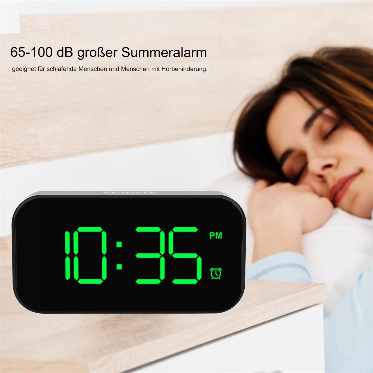 Schwarzer digitaler Wecker mit 10:35 PM.