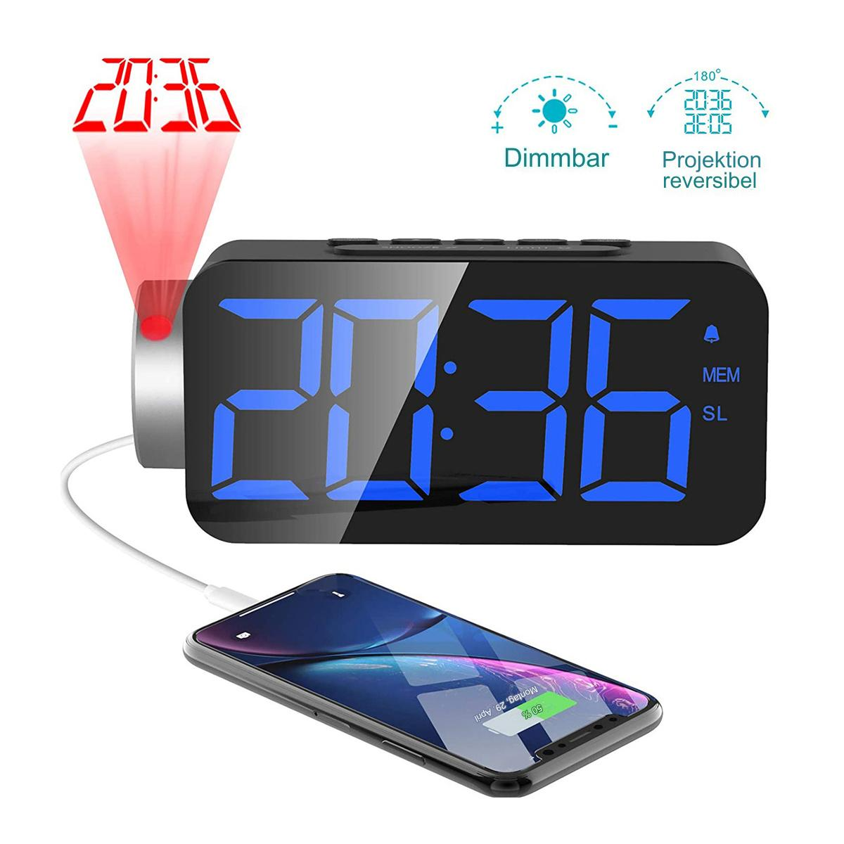 Schwarzer digitaler Wecker mit blauem Display, zeigt 20:36, Telefon lädt. Projektor sichtbar.