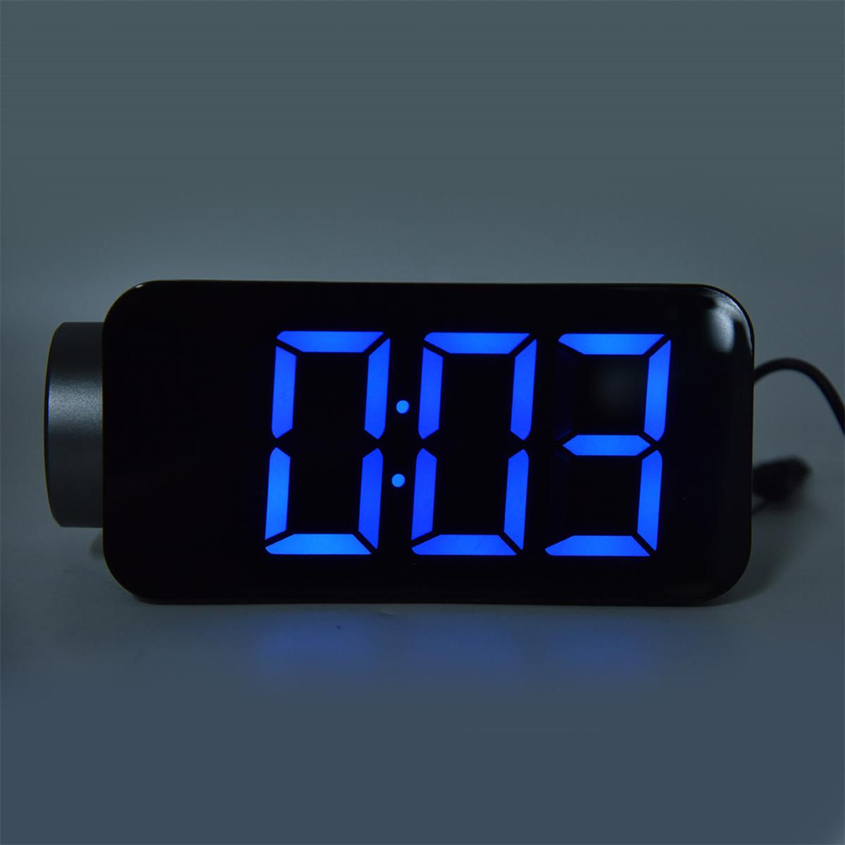 Eine Digitaluhr zeigt 00:03 in blauen Ziffern an. Sie befindet sich auf einer dunklen Oberfläche.