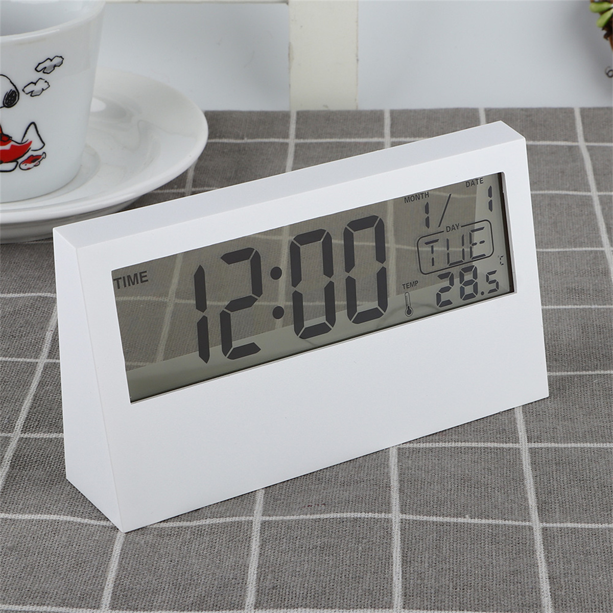 Weiße Digitaluhr mit 12:00, Monat, Tag und Temperatur.