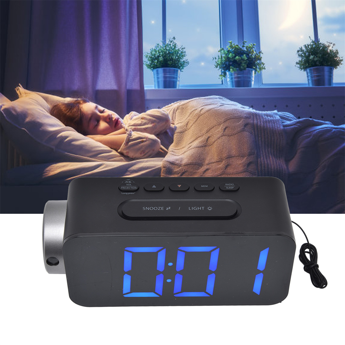 Wecker mit blauer LED-Anzeige 0:01, neben schlafendem Mädchen im Bett.