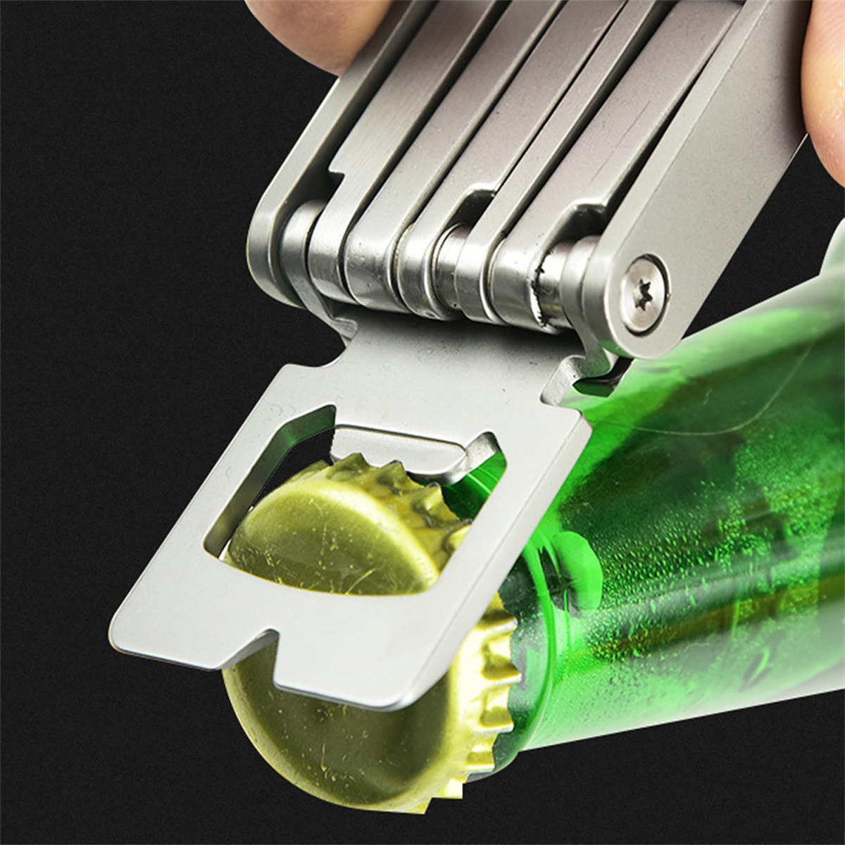 Ein Multitool öffnet eine Bierflasche. Der Öffner ist silber, die Flasche ist grün.