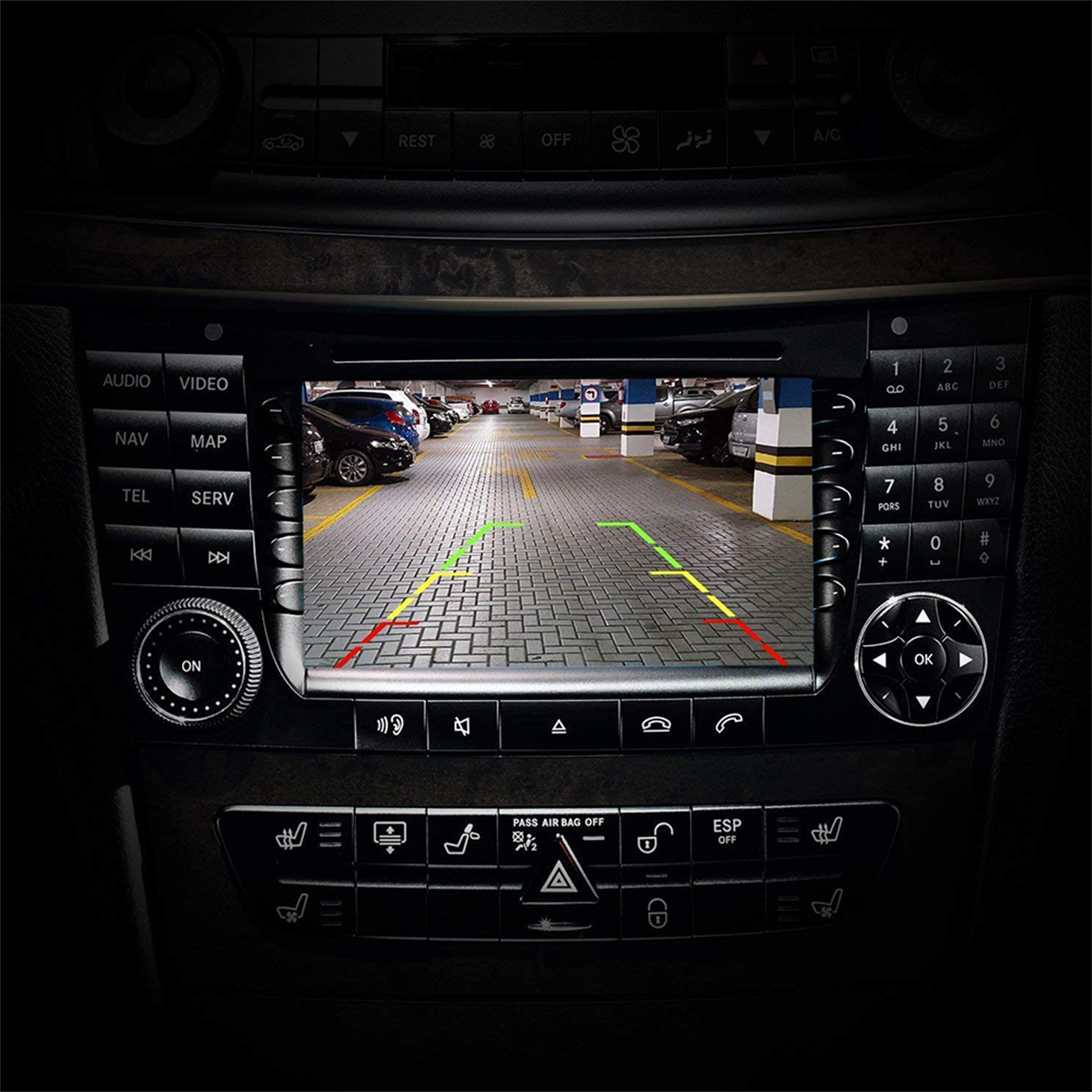 Auto-Infotainment-Bildschirm zeigt einen Parkplatz. Grüne, gelbe und rote Parklinien.