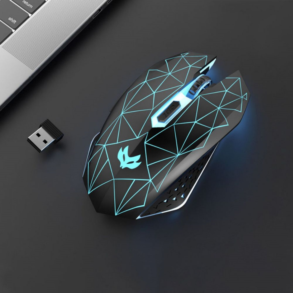 Schwarze Gaming-Maus mit blau beleuchtetem Design. Drahtloser Dongle liegt neben der Maus. Dunkle Oberfläche.