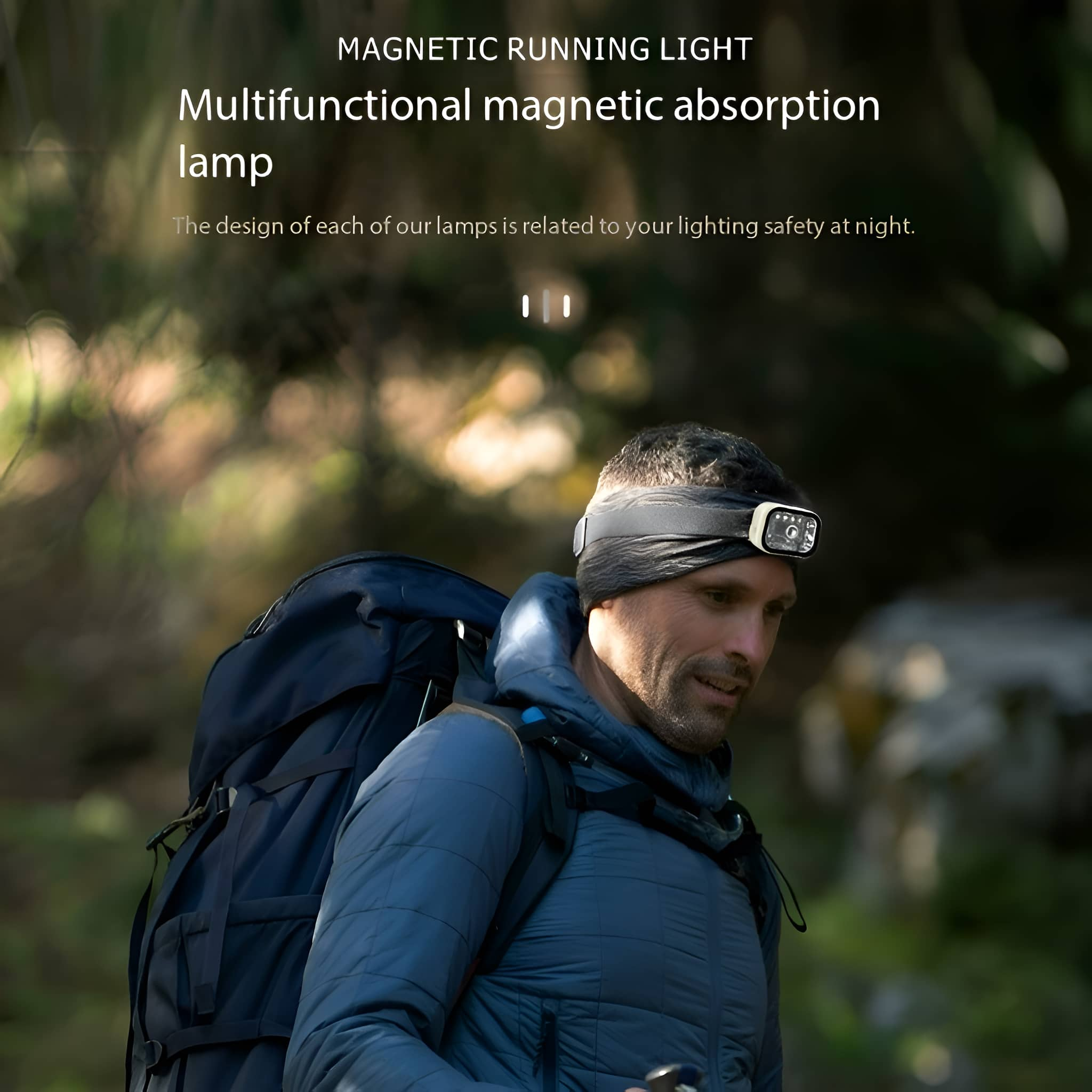 Ein Mann mit Stirnlampe und Rucksack in einer Waldumgebung.