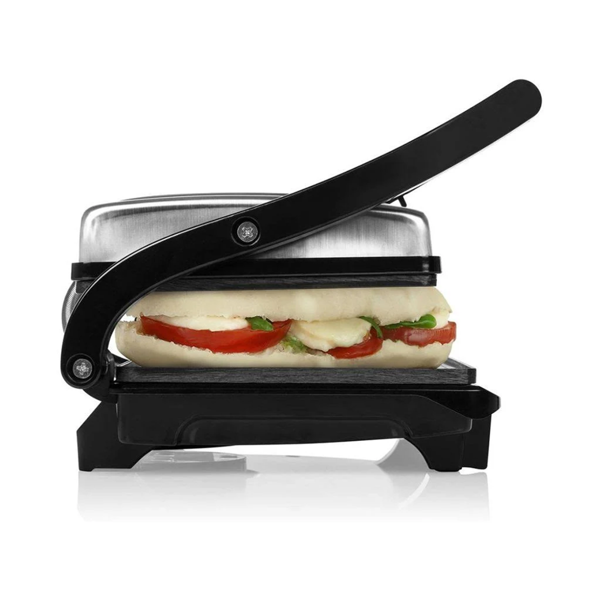 Prensa para sándwiches con un sándwich dentro, sobre fondo blanco.