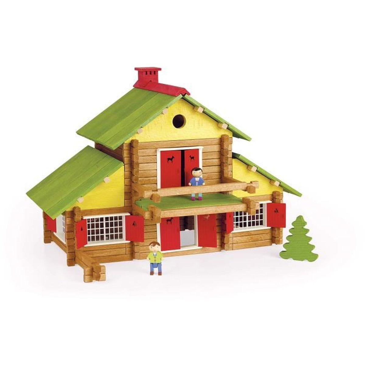 Casa giocattolo in legno. Tetto verde, porte rosse e due figure sul portico. Sfondo bianco.