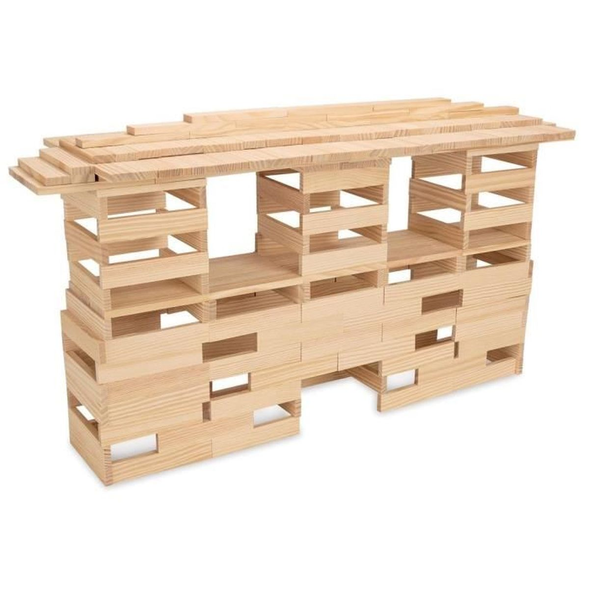 Struttura di blocchi di legno che ricorda un edificio con molteplici aperture e livelli.