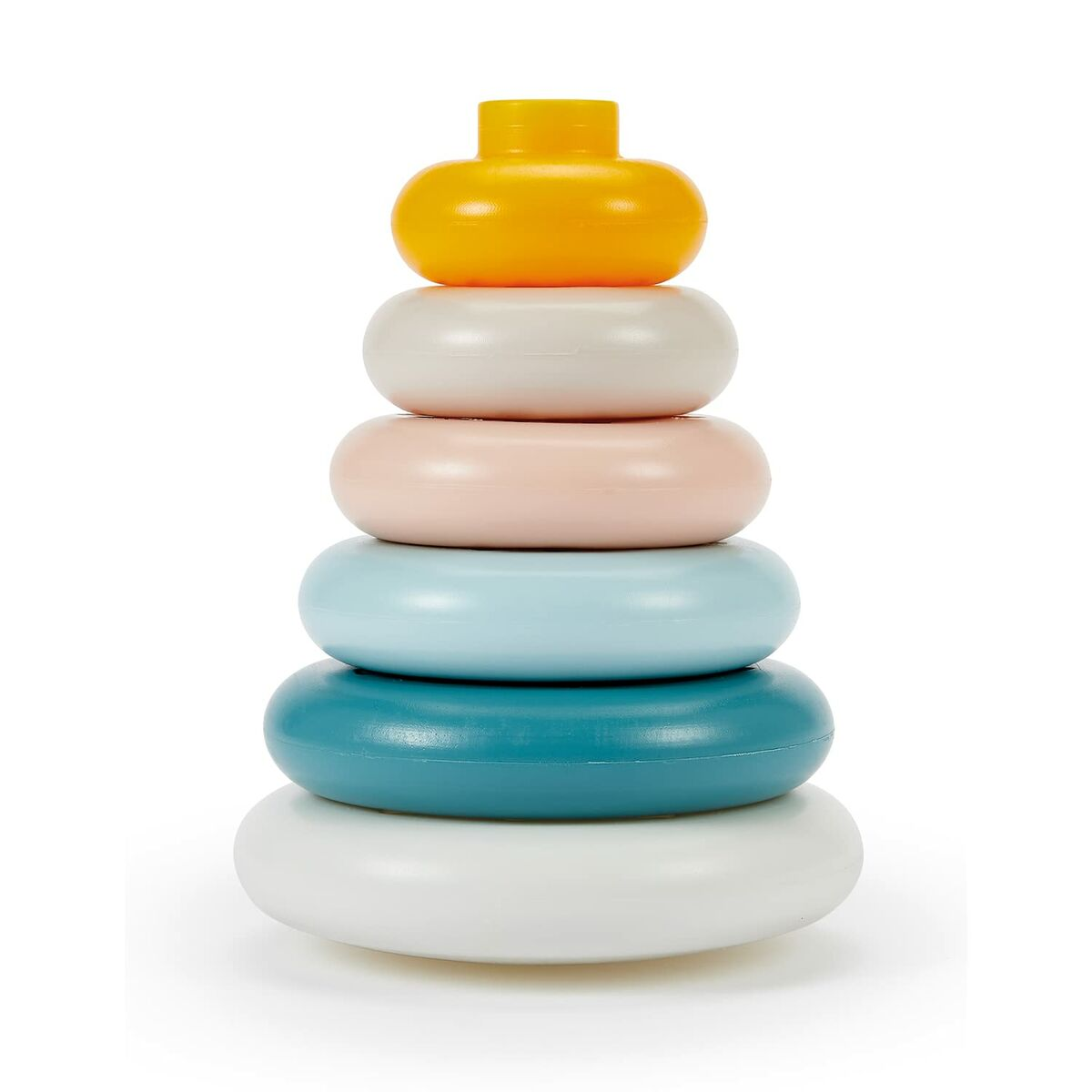 Kolorowa zabawka do układania z pierścieniami w różnych kolorach i żółtym wierzchołkiem na białym tle.