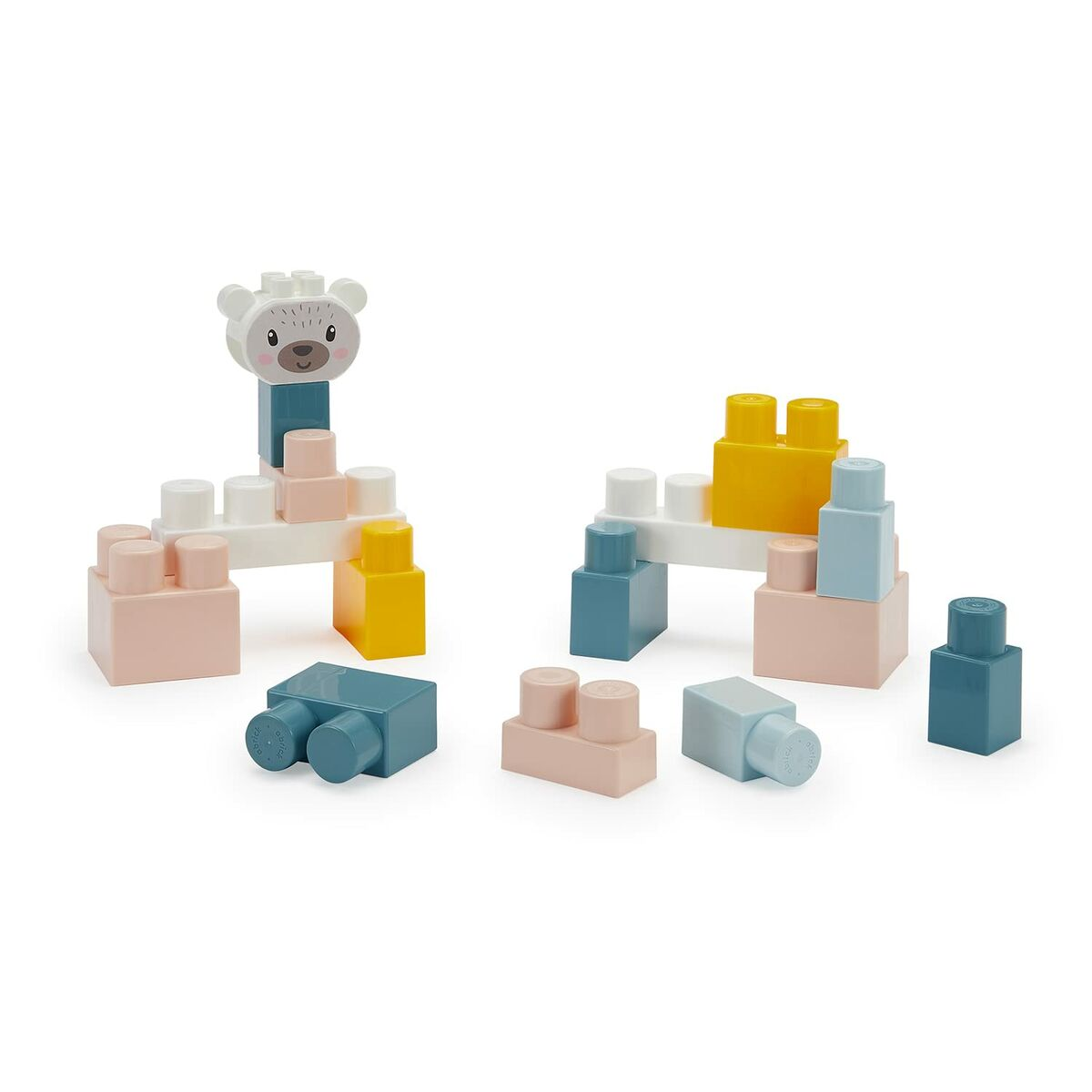 Kolorowe klocki. Konstrukcje są ułożone. Białe tło.