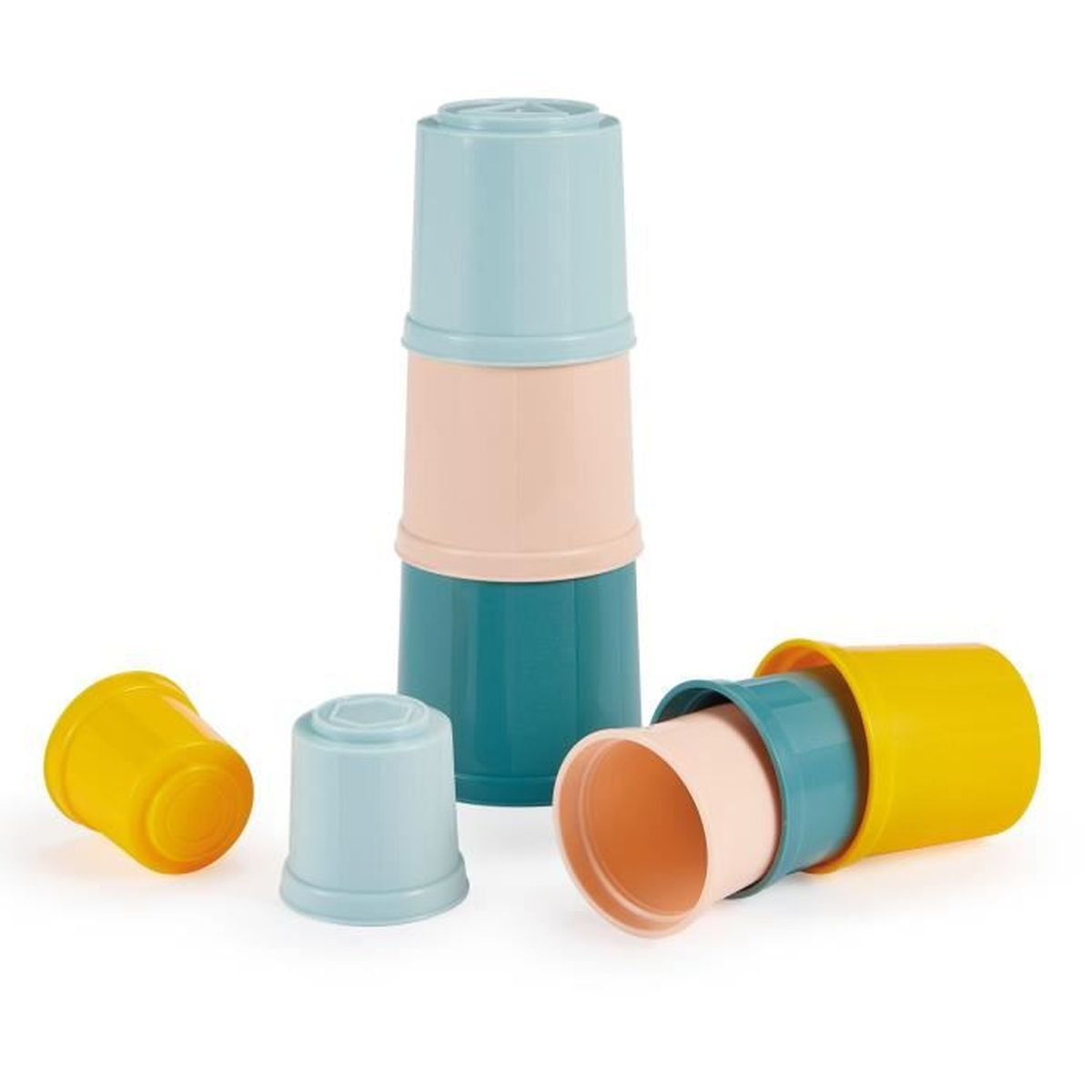 Kubki do układania w pastelowych kolorach, niektóre ułożone w stos, a niektóre rozrzucone na białej powierzchni.