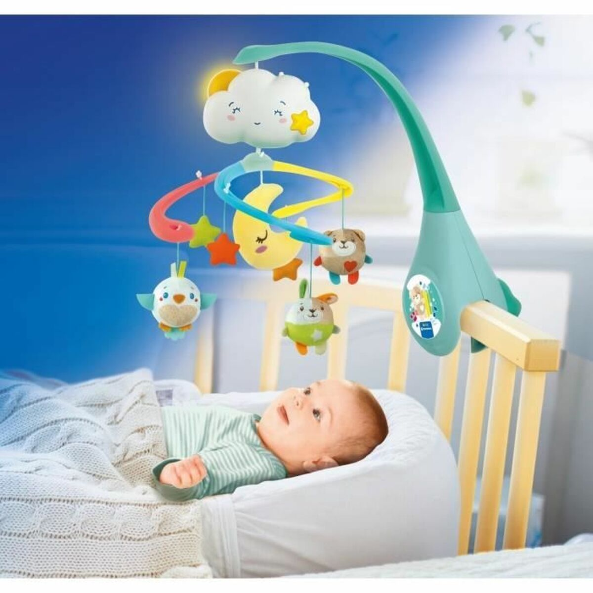 Bebé en cuna con móvil. El móvil tiene nube, estrellas, luna y juguetes de animales. Fondo azul.