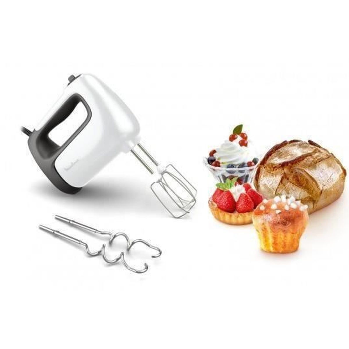 Handmixer mit Aufsätzen neben Backwaren, darunter ein Brotlaib und Cupcakes.