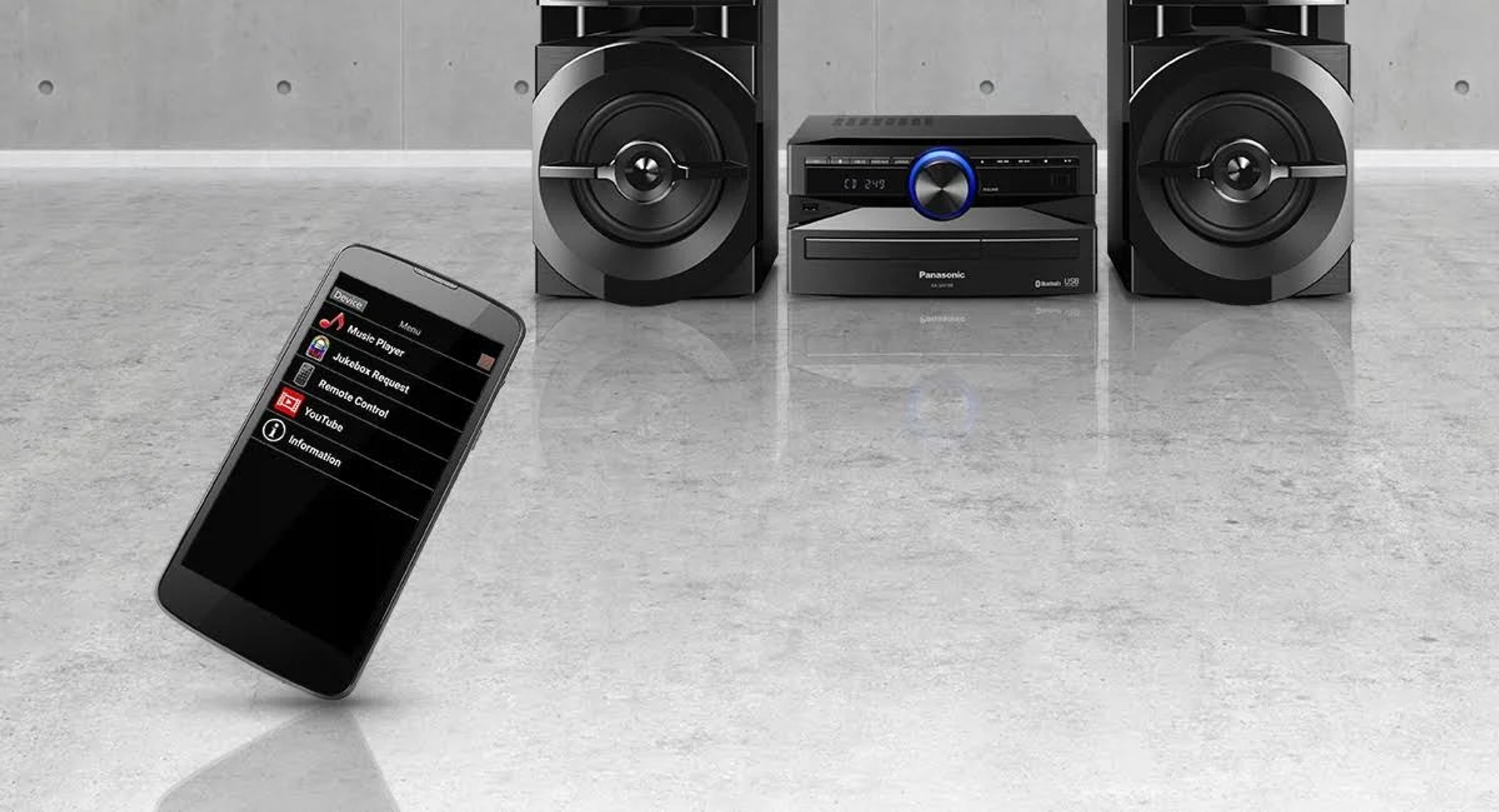 Telefono nero mostra menu a sinistra. Impianto stereo e altoparlanti a destra.