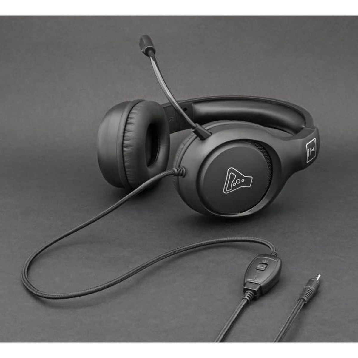 Czarne słuchawki do gier z mikrofonem, kablem i kontrolą.
