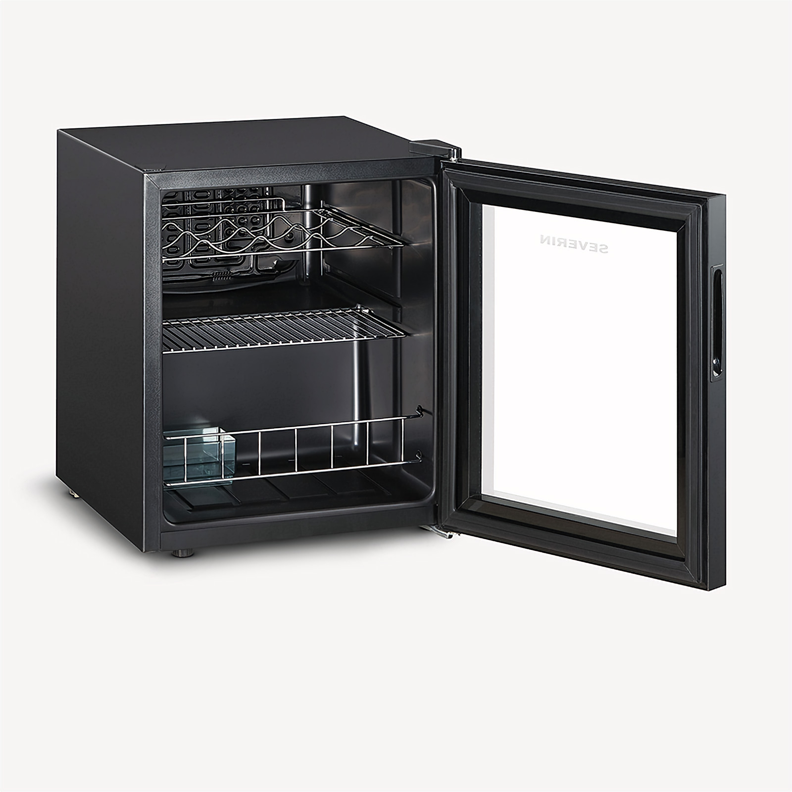 Mini frigo per vino nero con porta a vetro aperta. Interno con ripiani per bottiglie.