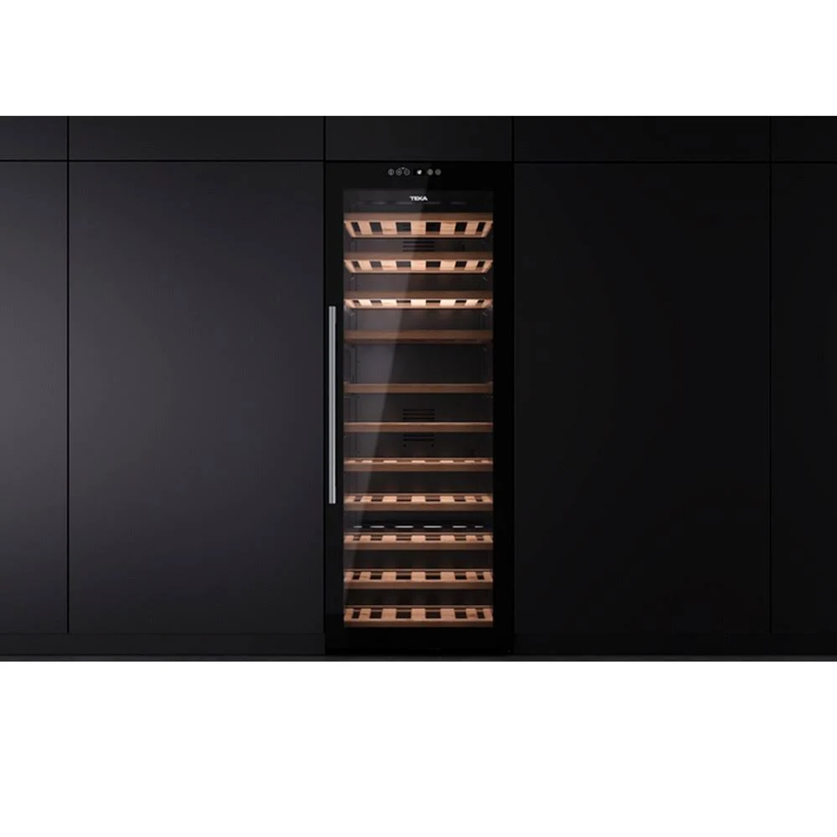Czarna chłodziarka do wina ze szklanymi drzwiami i drewnianymi półkami.