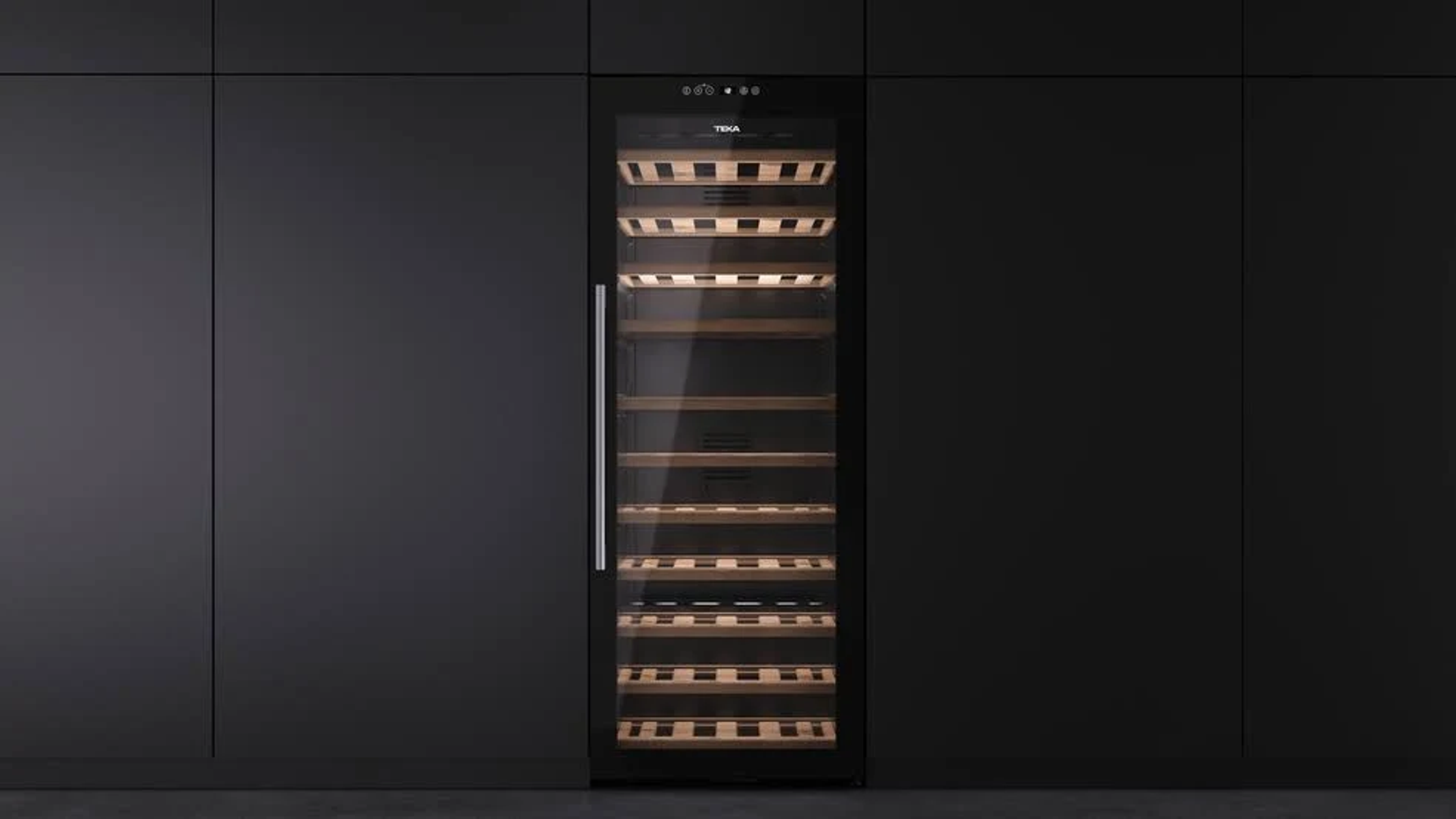 Czarna chłodziarka do wina z wieloma półkami i szklanymi drzwiami na tle czarnej ściany.