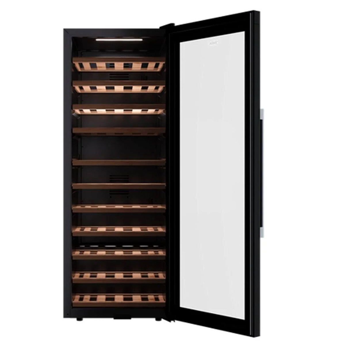 Czarna chłodziarka do wina z otwartymi szklanymi drzwiami, drewnianymi półkami.