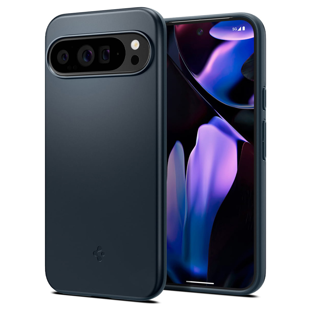 Dunkelblaue Handyhülle auf einem Handy mit blauem Bildschirm. Die Hülle hat einen Kameraausschnitt.