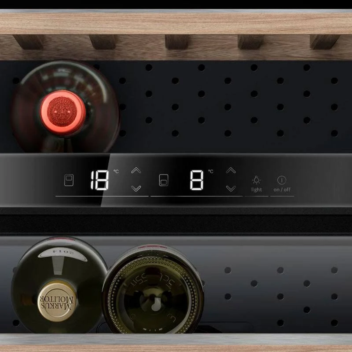 Kuchenka mikrofalowa z wyświetlaczem cyfrowym i przyciskami.