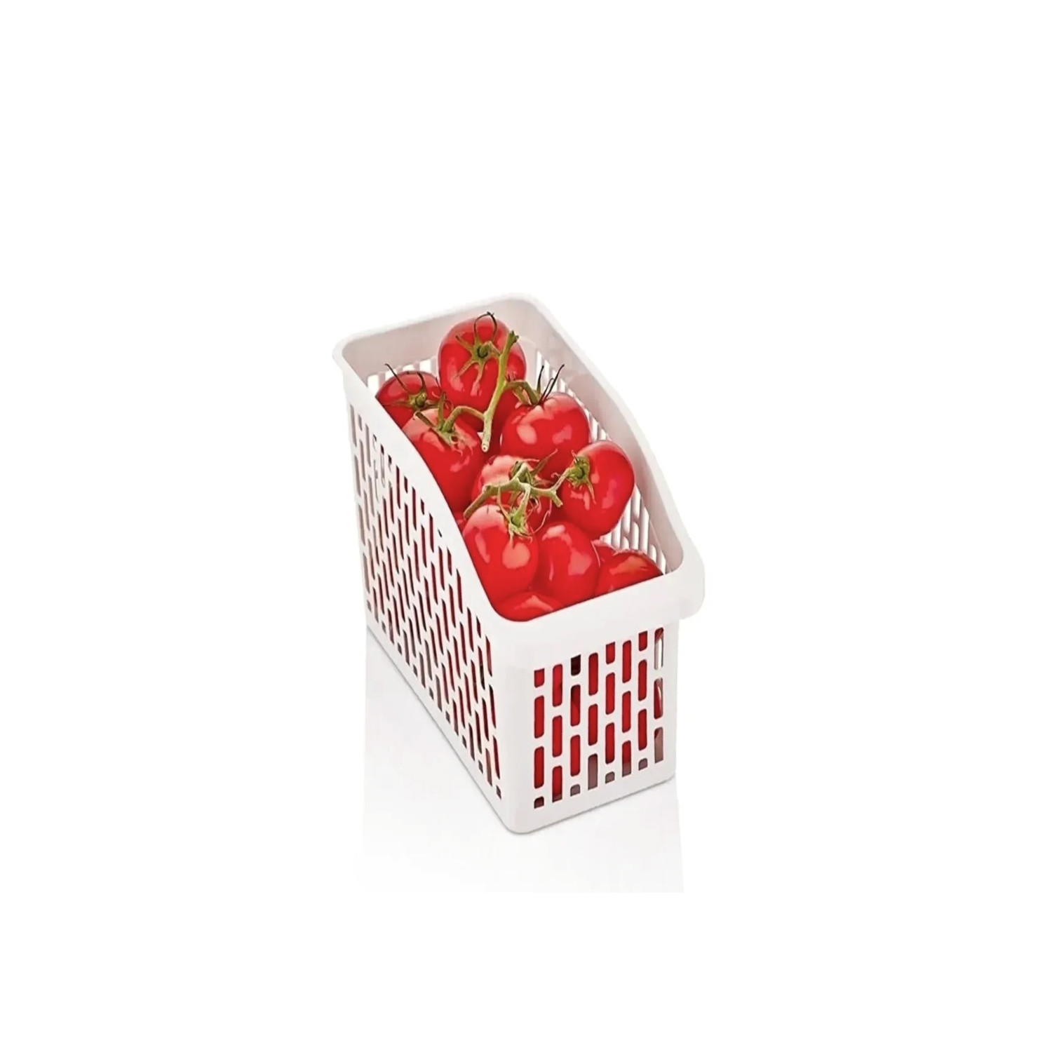Ein weißer, geschlitzter Kunststoffkorb gefüllt mit roten Tomaten auf weißem Grund.
