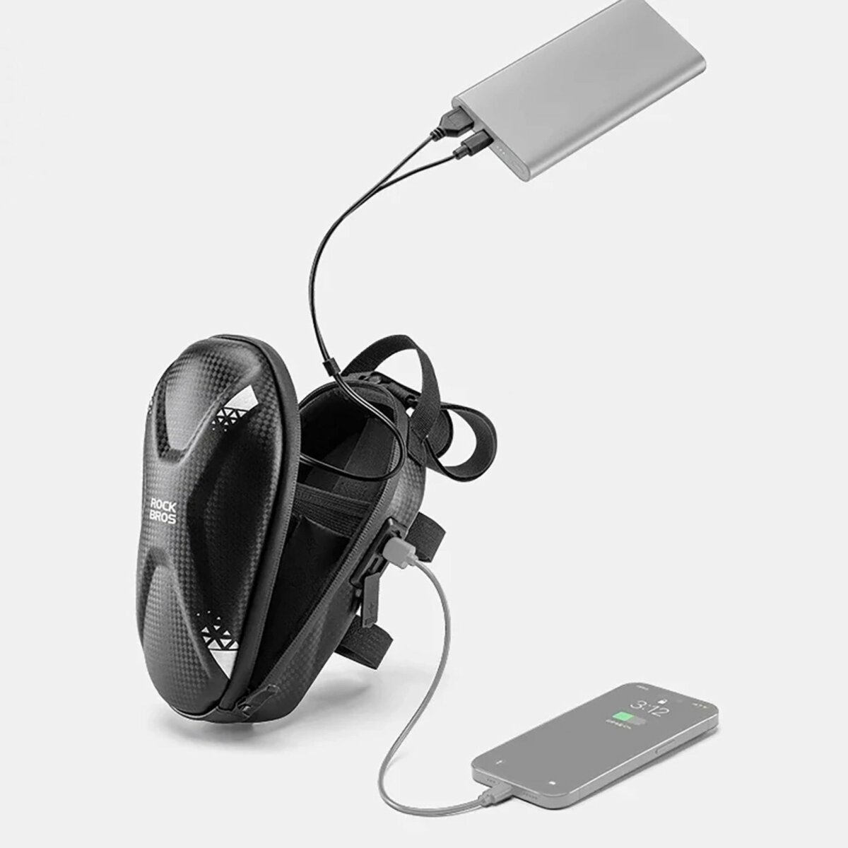 Schwarze Fahrradtasche, verbunden mit Powerbank und Telefon. Kabel sind sichtbar.