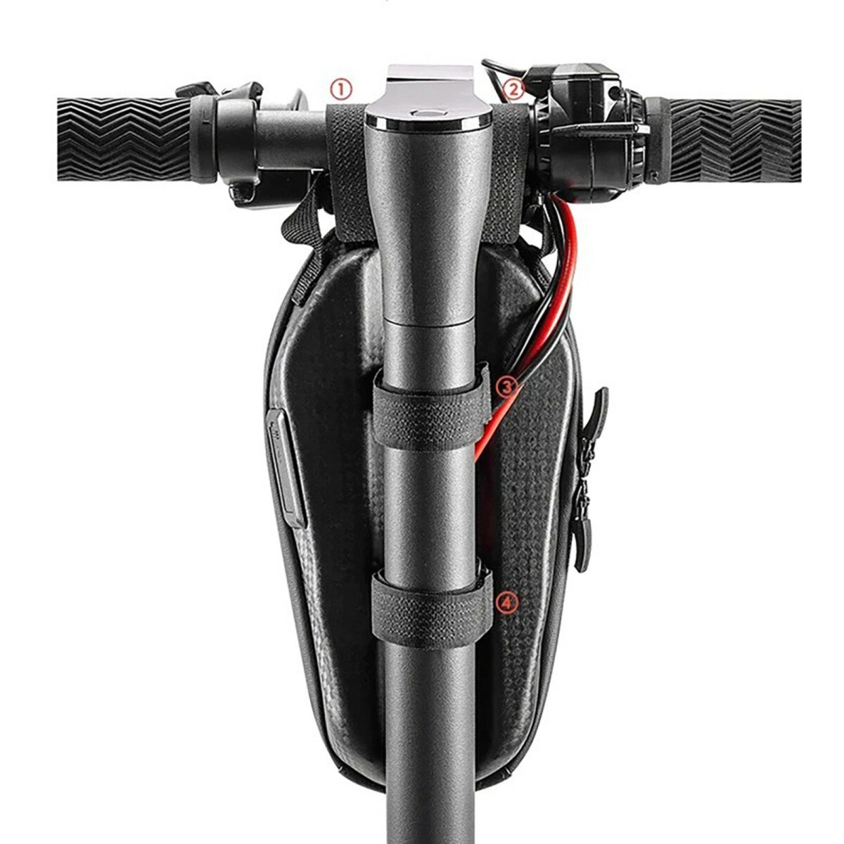 Eine schwarze Scootertasche, die am Lenker montiert ist, mit Gurten und einem sichtbaren Ladekabel.