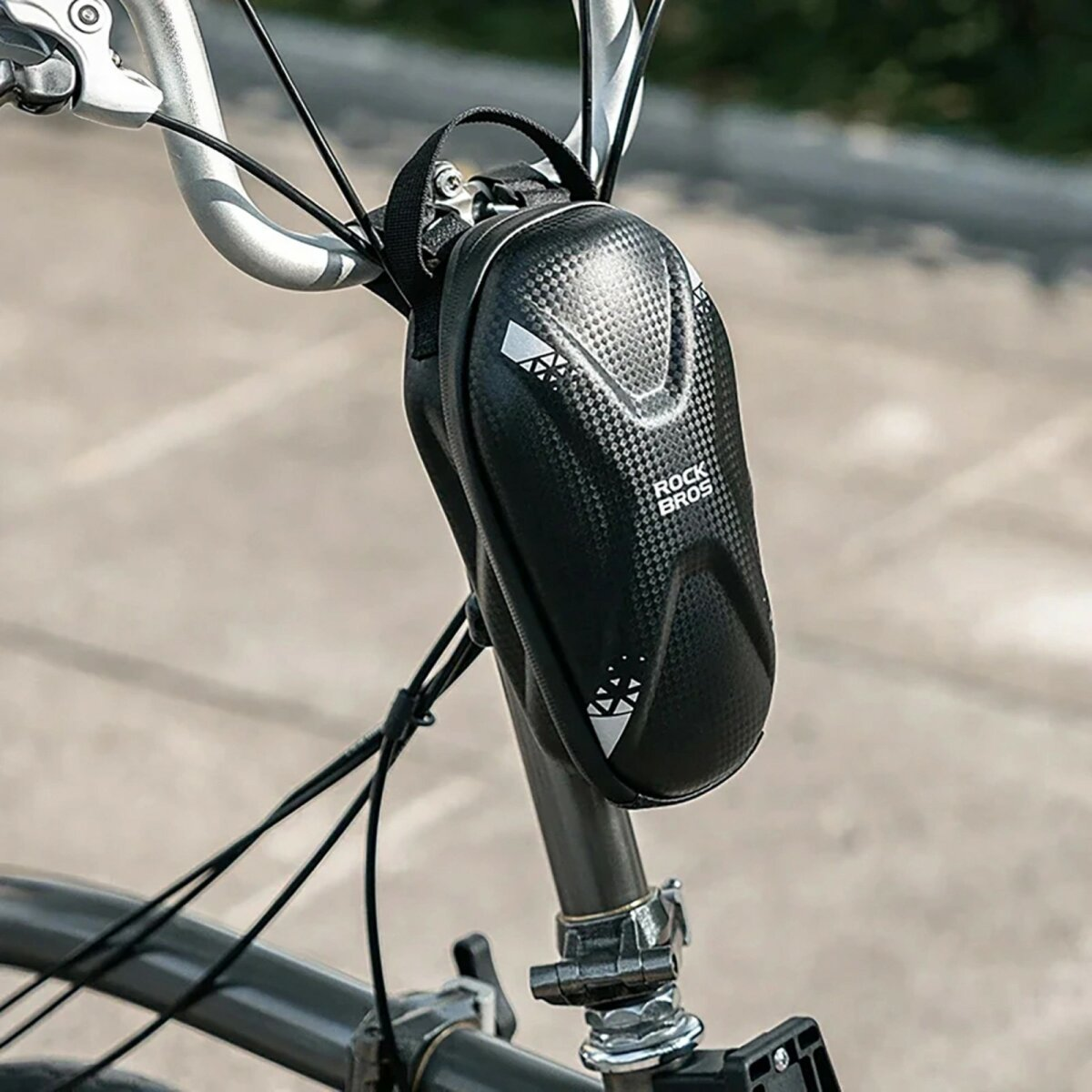 Schwarze Fahrradtasche am Lenker, schwarz-weißes Muster, mit den Worten ROCK BROS.