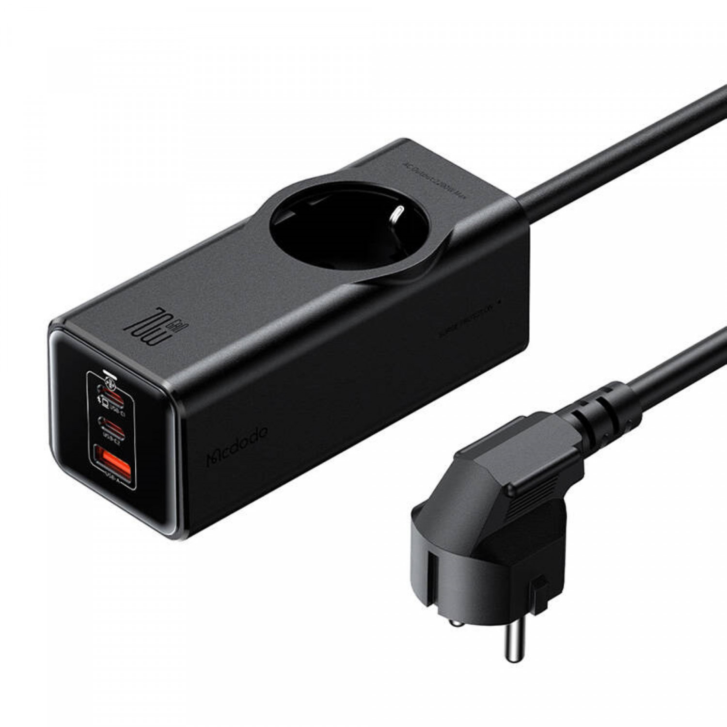 Schwarzes Ladegerät mit Stecker und zwei USB-Anschlüssen, abgewinkelte Aufnahme auf Weiß.