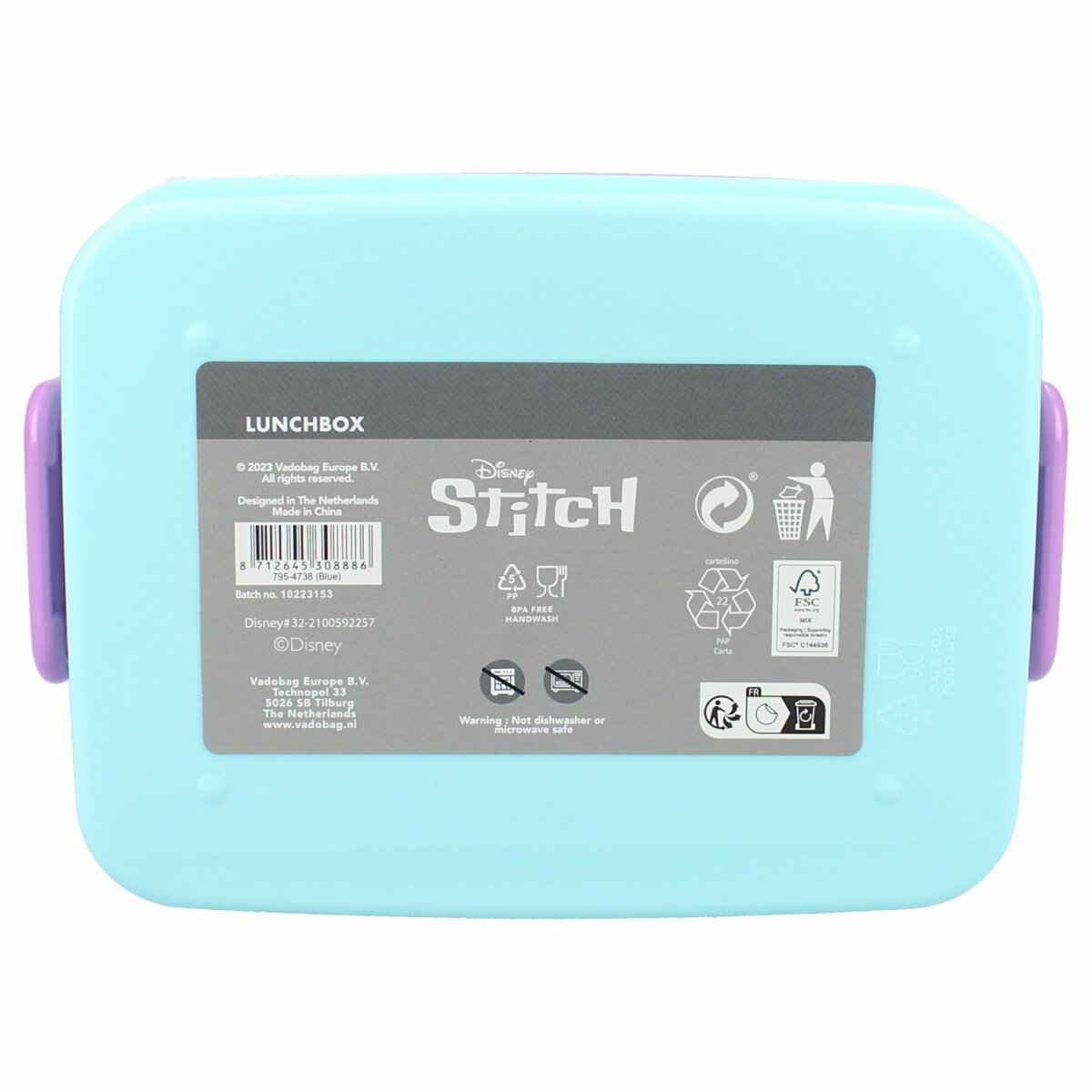 Eine hellblaue Brotdose mit lila Griff und einem Etikett von Disney Stitch. Der Deckel ist geschlossen.