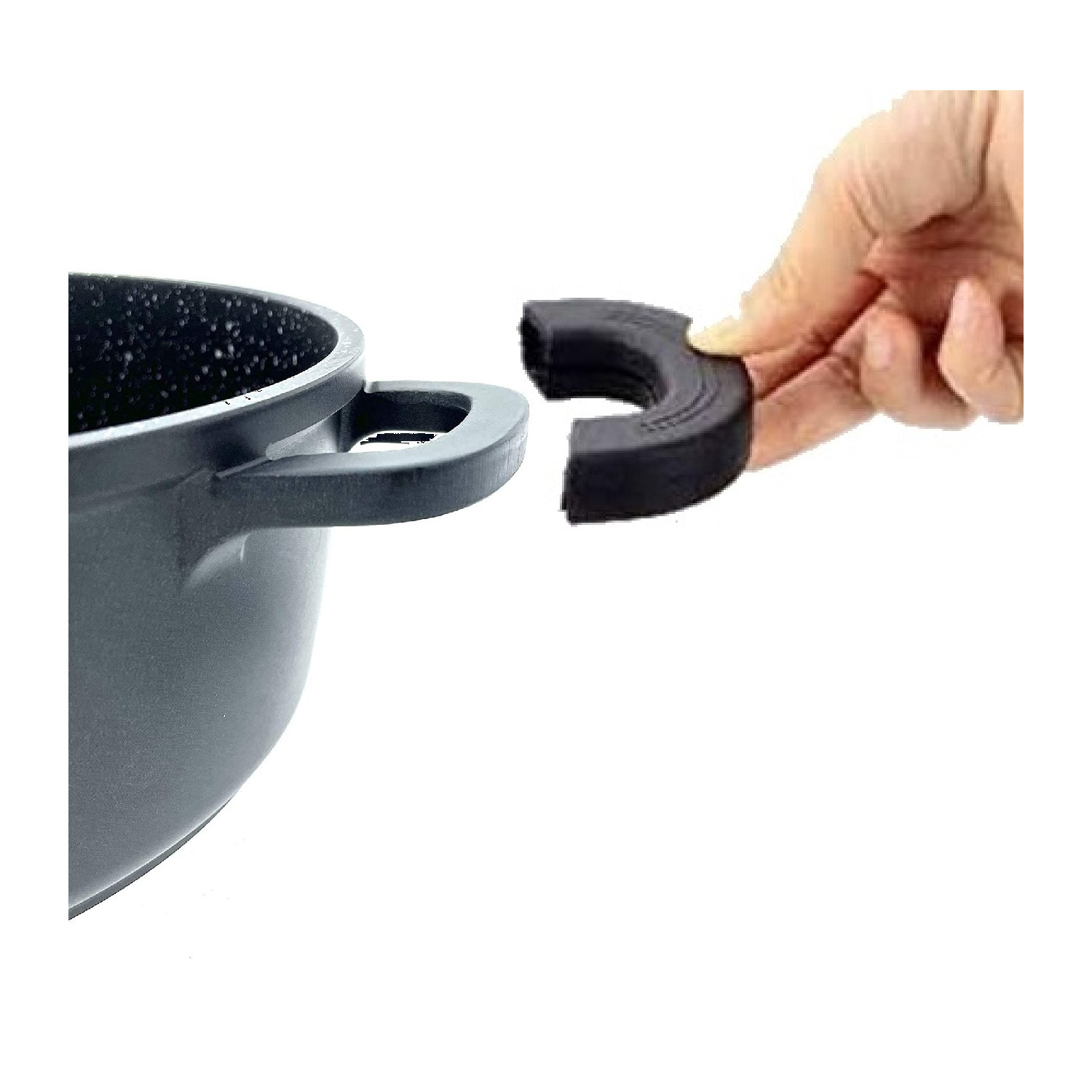 Die Hand einer Person, die eine schwarze Silikongriffabdeckung neben einem schwarzen Topf mit Griff hält.