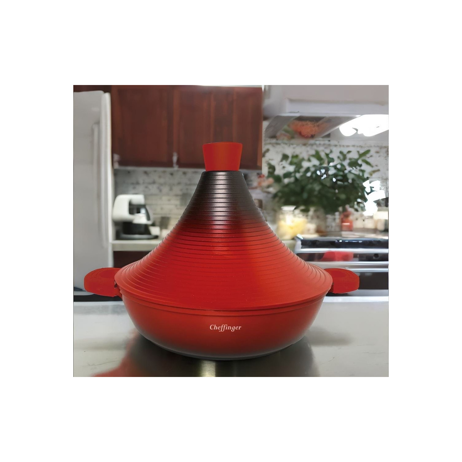 Roter Tajine-Topf mit schwarz-rotem Deckel, der auf einer Arbeitsplatte steht.