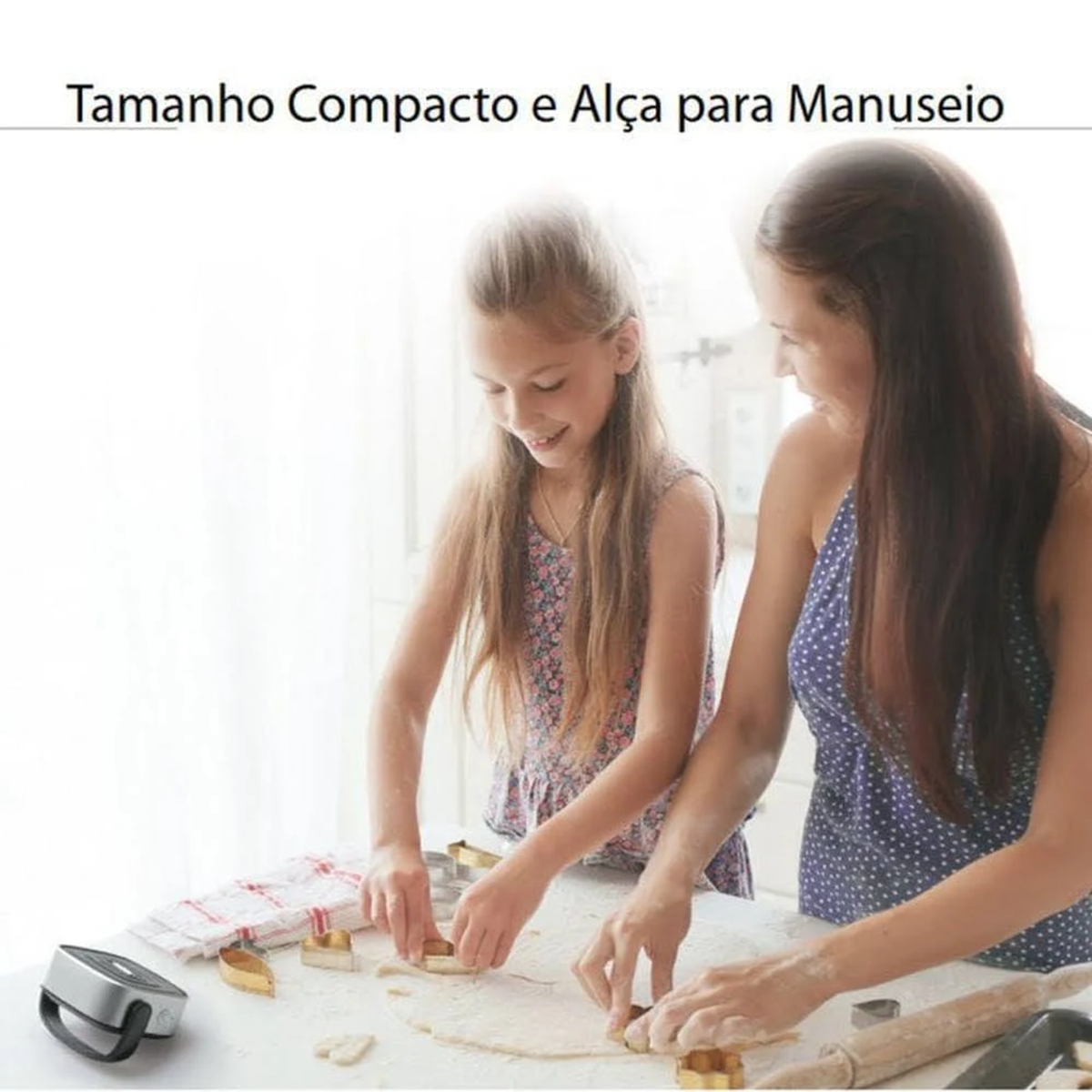 Une femme et une fille font des biscuits. Scène de cuisine.