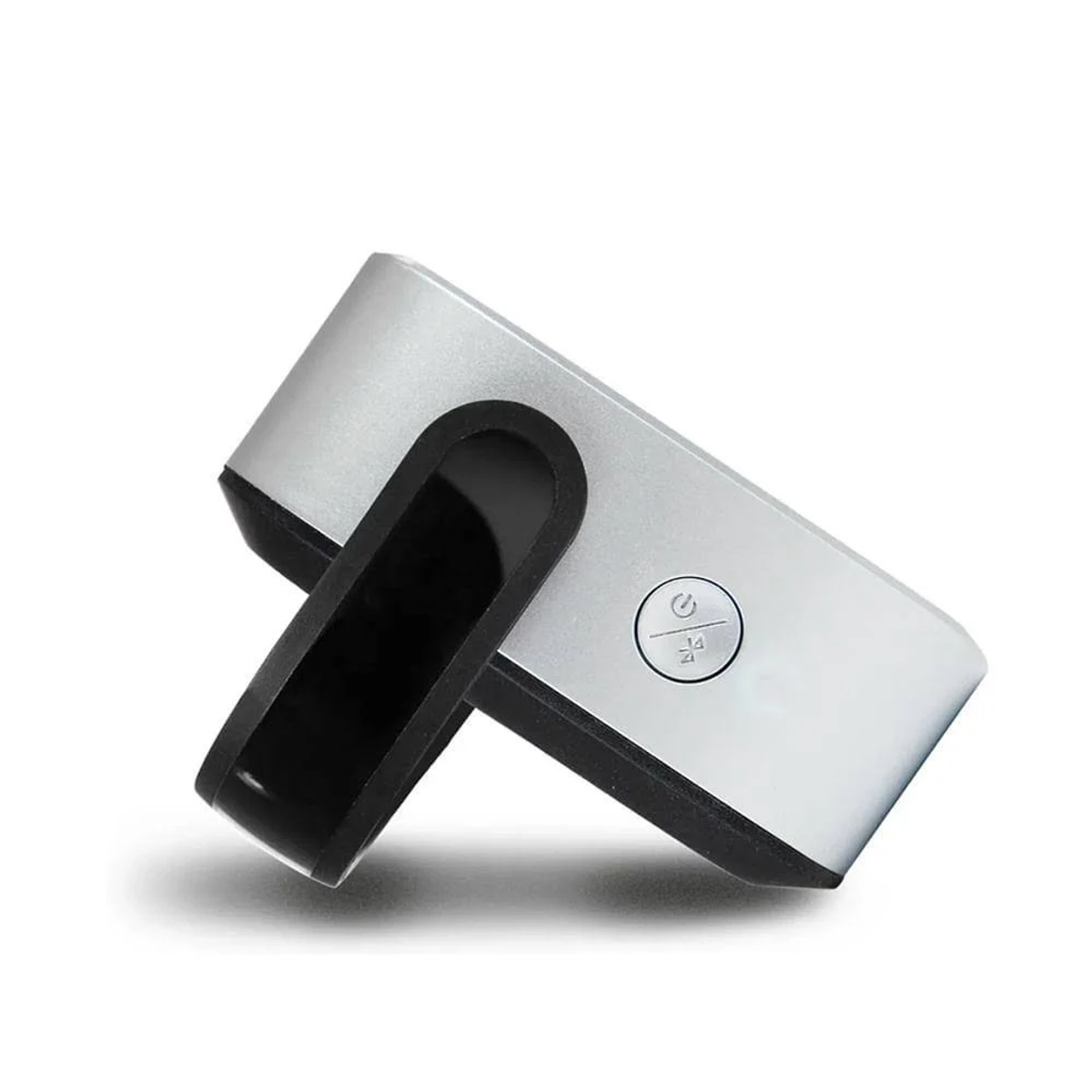 Un haut-parleur argenté, incliné avec un dos noir. Il y a un bouton d'alimentation et une icône de ventilateur sur le côté.