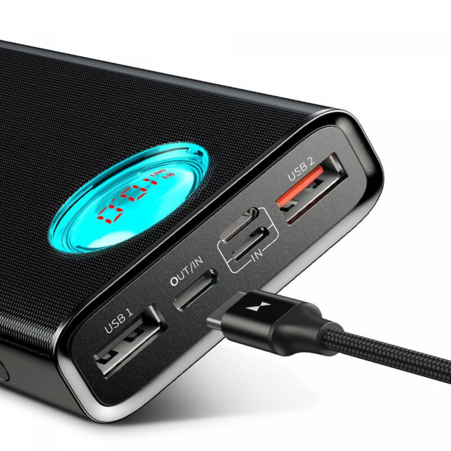 Schwarze Powerbank mit Bildschirm, USB-Anschlüssen und Ladekabel.