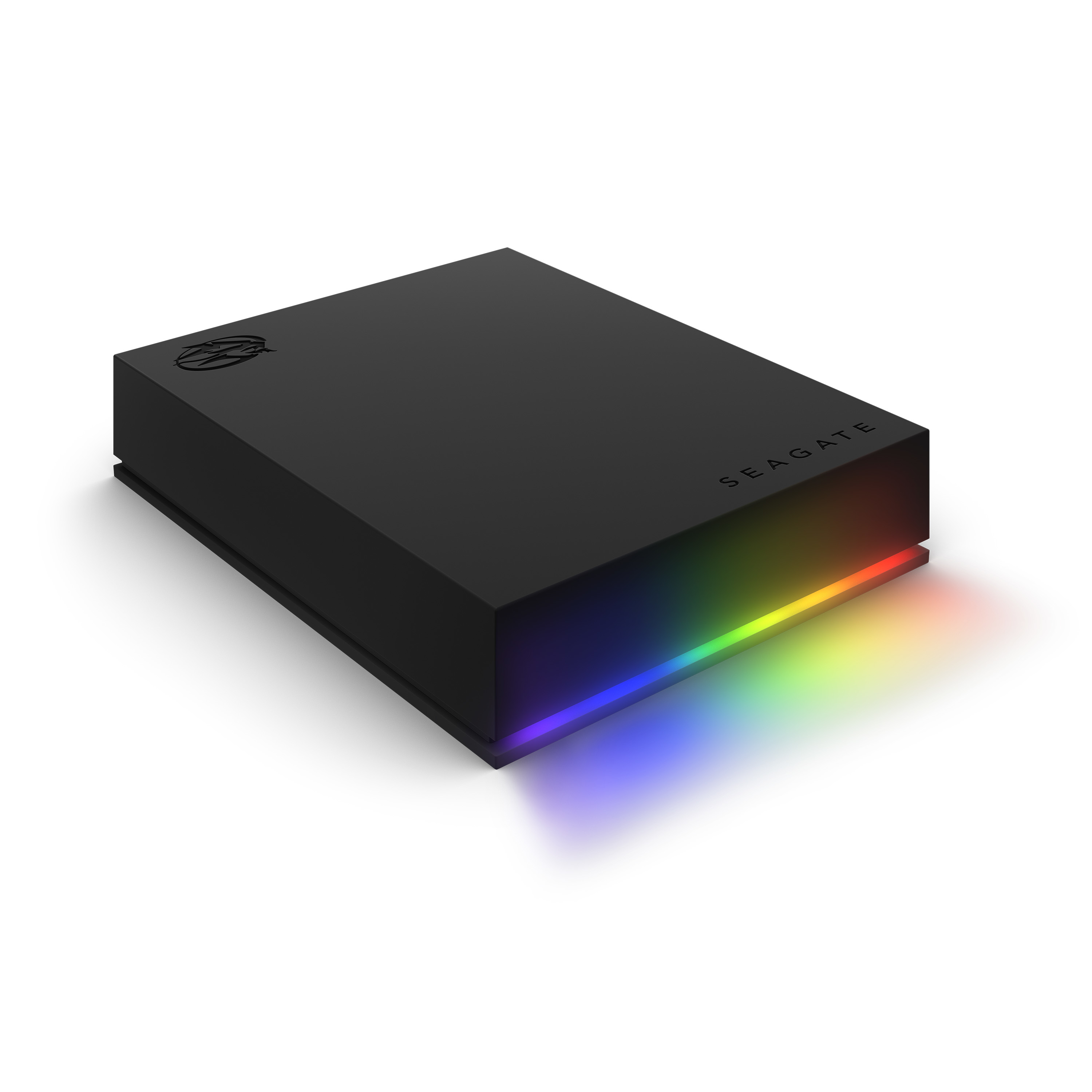 Schwarze externe Festplatte von Seagate mit einem Regenbogen-Lichtstreifen am unteren Rand, der einen Schatten wirft.