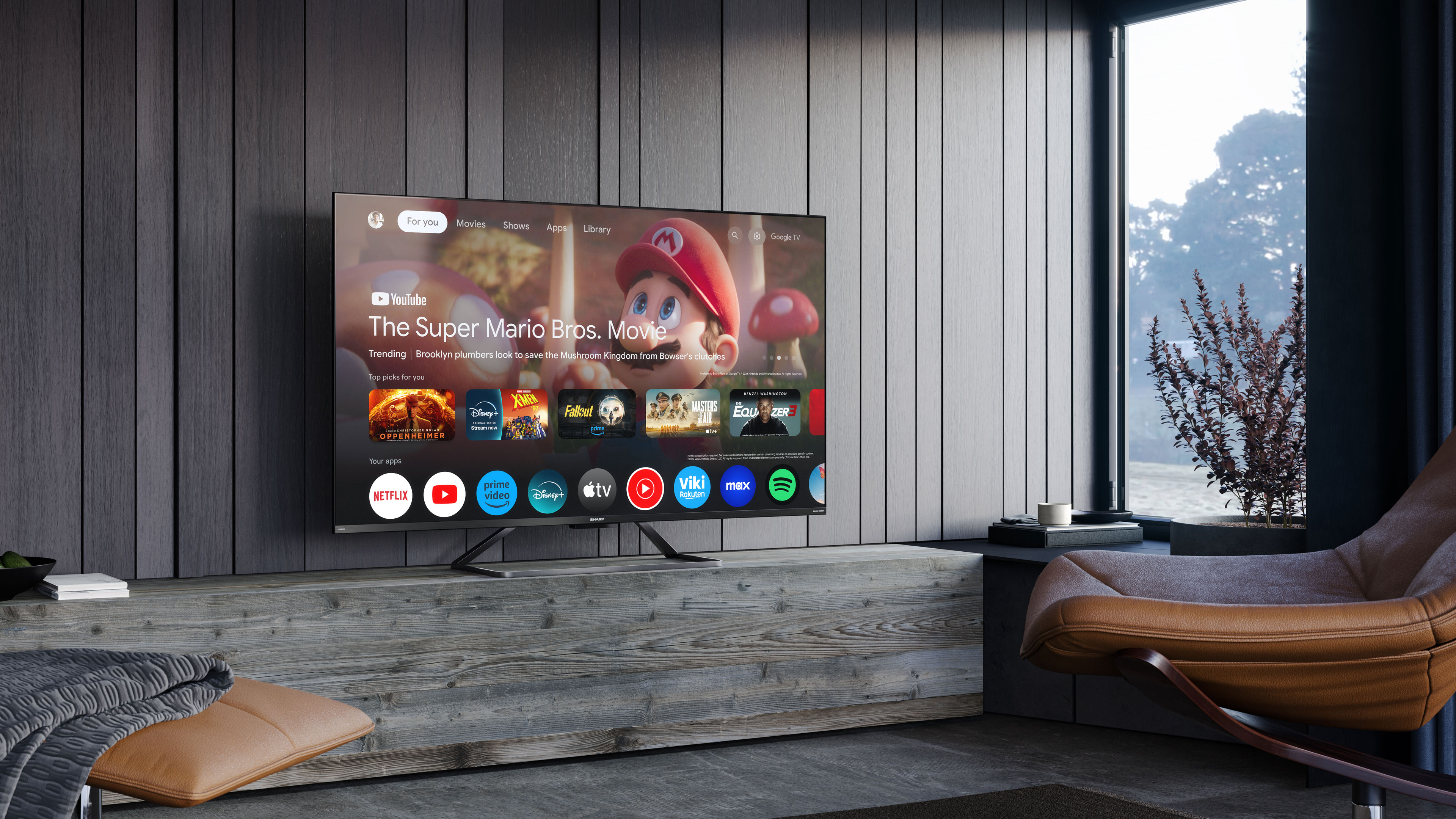 Ein modernes Wohnzimmer mit einem großen Fernseher, der eine Filmszene zeigt, und einem braunen Ledersessel.