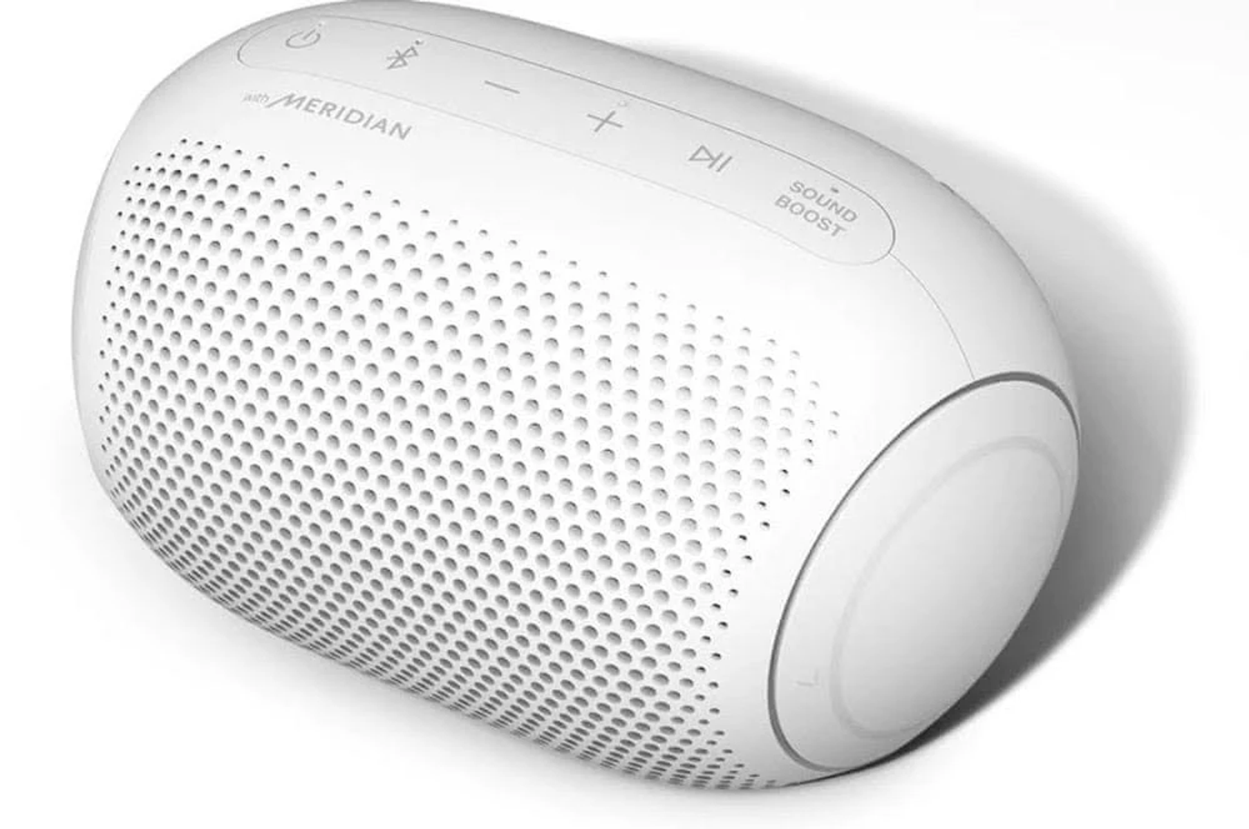Altavoz ovalado blanco con agujeros y botones superiores. Tiene un texto negro 'with MERIDIAN'.
