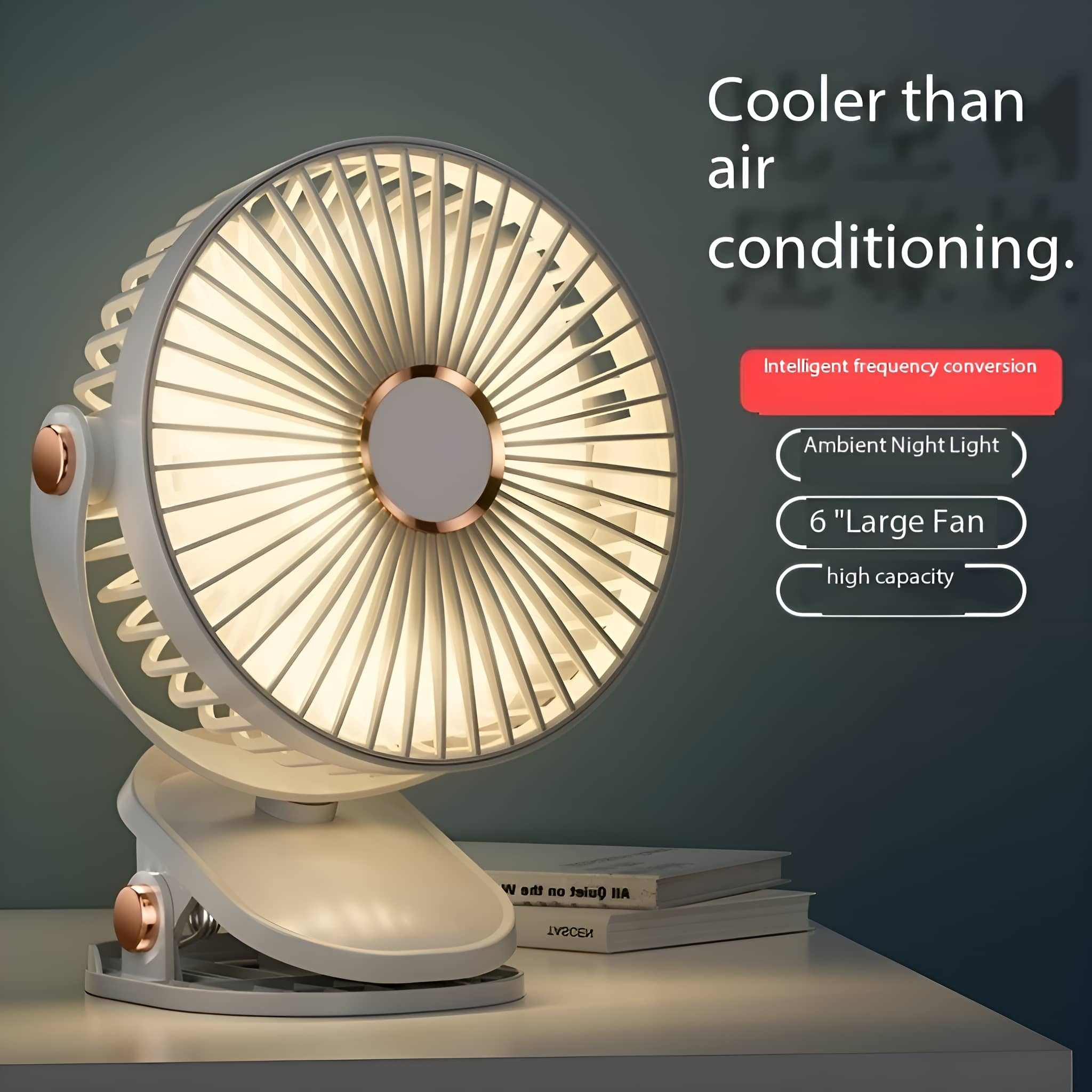 Weißer und goldener Ventilator auf weißer Basis mit Clip. Ein Ventilator steht auf einem Tisch.